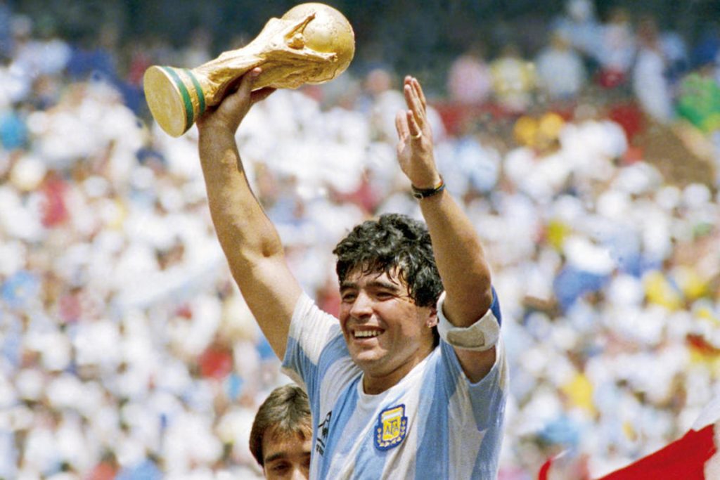 Hình ảnh Maradona và chiếc cup vàng năm 1986 Hình ảnh Maradona và chiếc cup vàng năm 1986