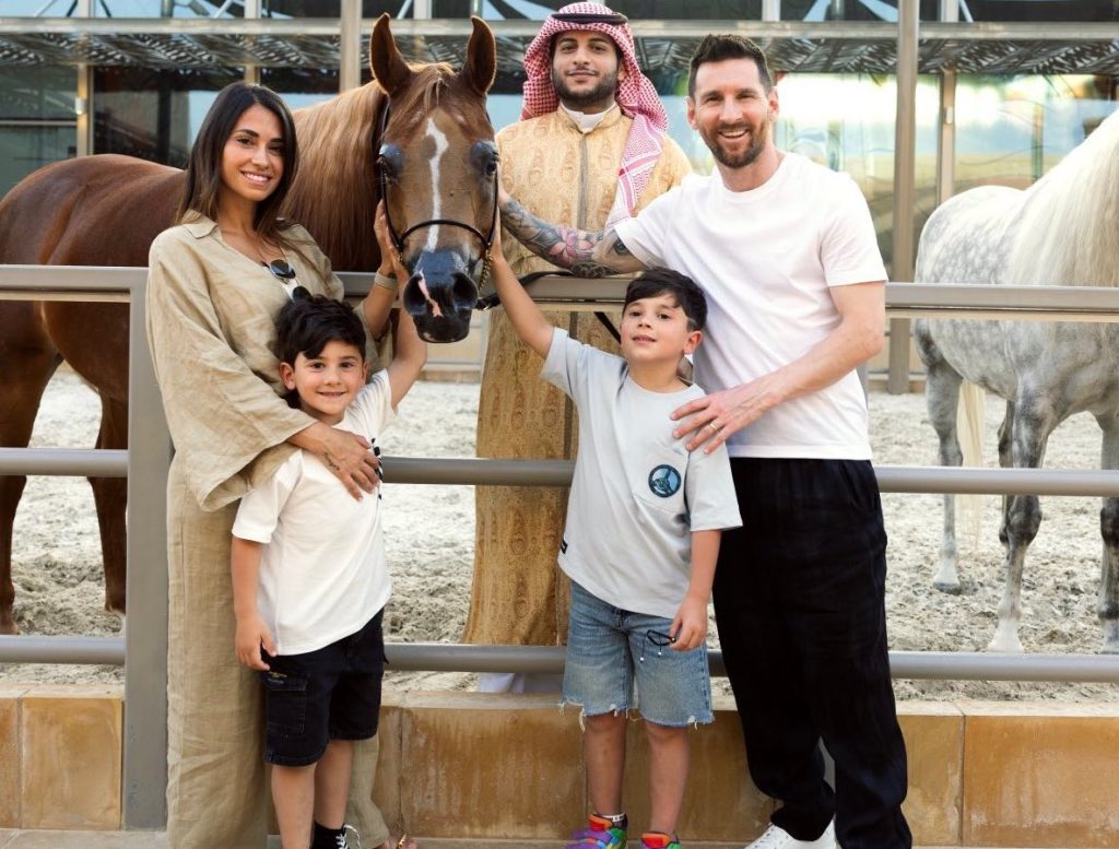 Gia đình Messi thật dễ thương khi sang Ả Rập Gia đình Messi thật dễ thương khi sang Ả Rập