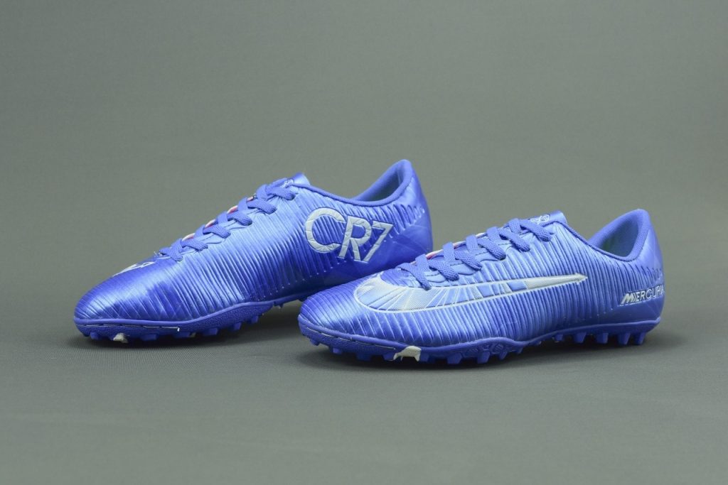 Dòng chữ Cr7 được in trên mẫu giày bóng đá của Nike Dòng chữ Cr7 được in trên mẫu giày bóng đá của Nike
