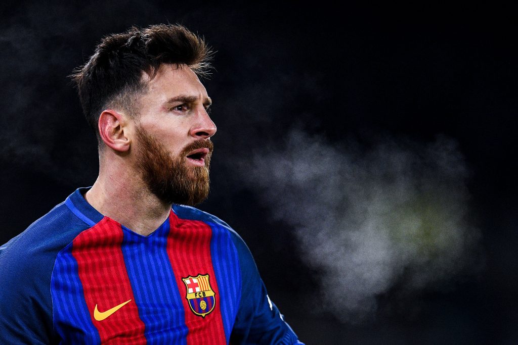 Messi cũng thường xuất hiện với nhiều kiểu tóc khác nhau trên sân cỏ Messi cũng thường xuất hiện với nhiều kiểu tóc khác nhau trên sân cỏ